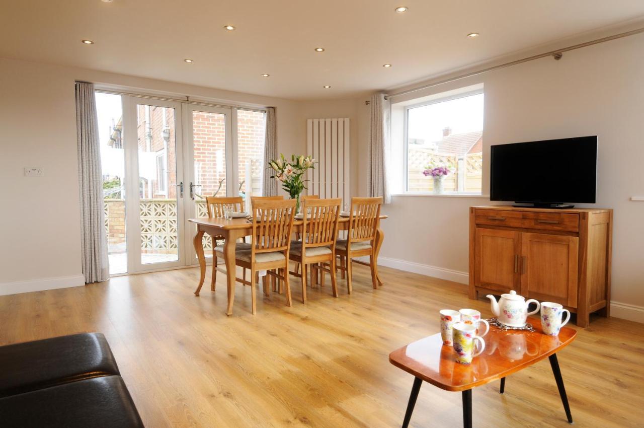Whitby Spacious Rugby Field Cottage With Off-Street Parking And Ev Fast Point For Electric Cars Exterior photo